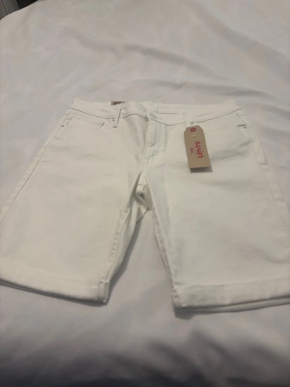 Levi's White Denim Bermuda Shorts - Classic Five-Pocket Style SZ 31 casual NWT - Picture 2 of 9